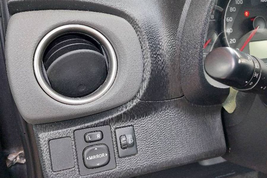 Toyota Yaris 1.3 VVT-i Style Benzin in sehr gutem Zustand zu verkaufen - Bild 16