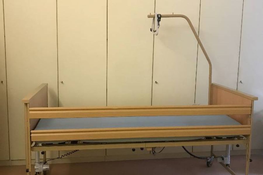 Elektrisches Pflegebett - Bild 1