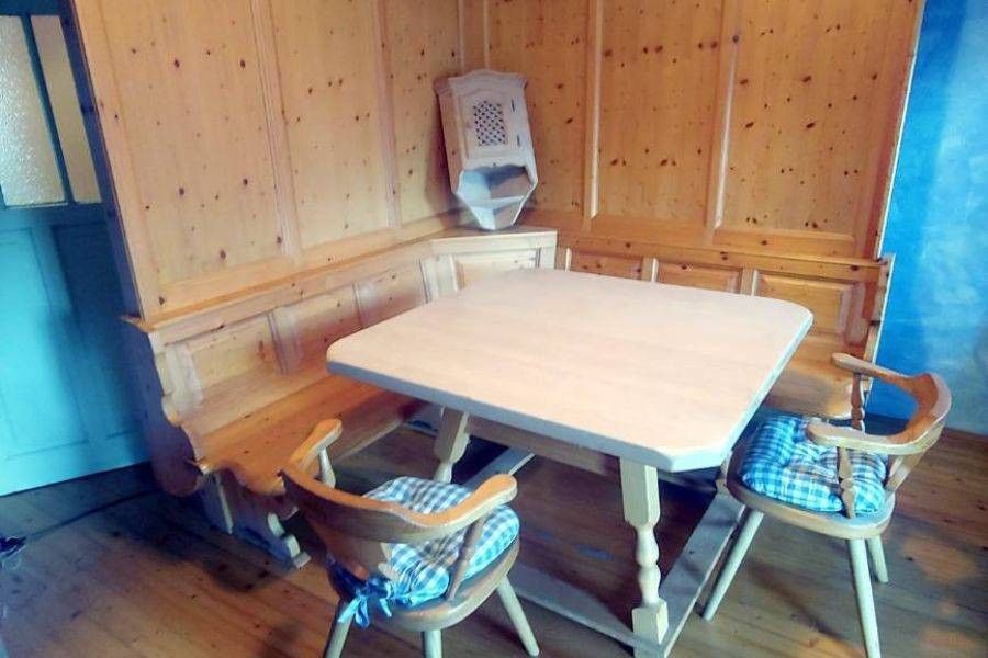 Getäfelte Eckbank mit Tisch, Stühlen und Oberboden - Bild 2