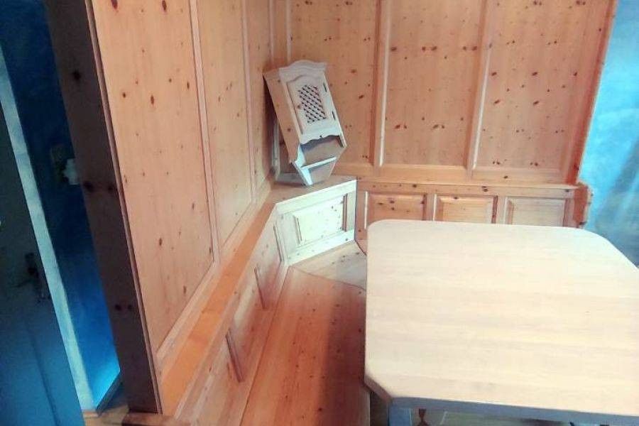 Getäfelte Eckbank mit Tisch, Stühlen und Oberboden - Bild 4