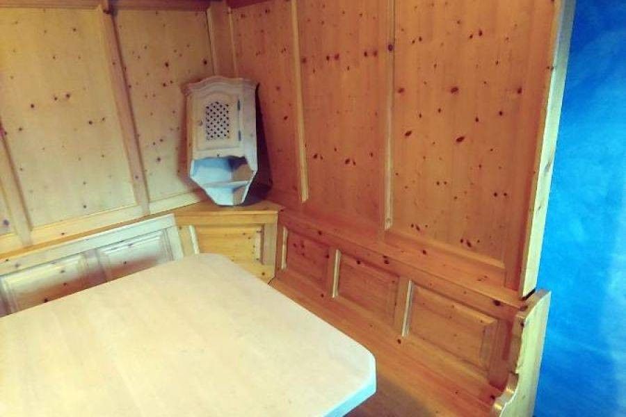Getäfelte Eckbank mit Tisch, Stühlen und Oberboden - Bild 5