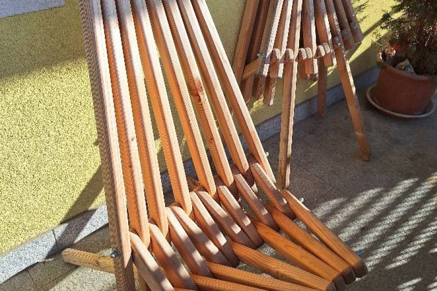 Zwei selbstgemachte Holzklappstühle - Bild 2