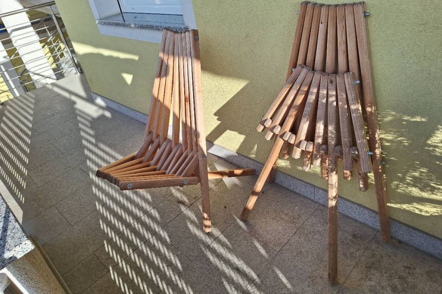 Zwei selbstgemachte Holzklappstühle - Bild 3