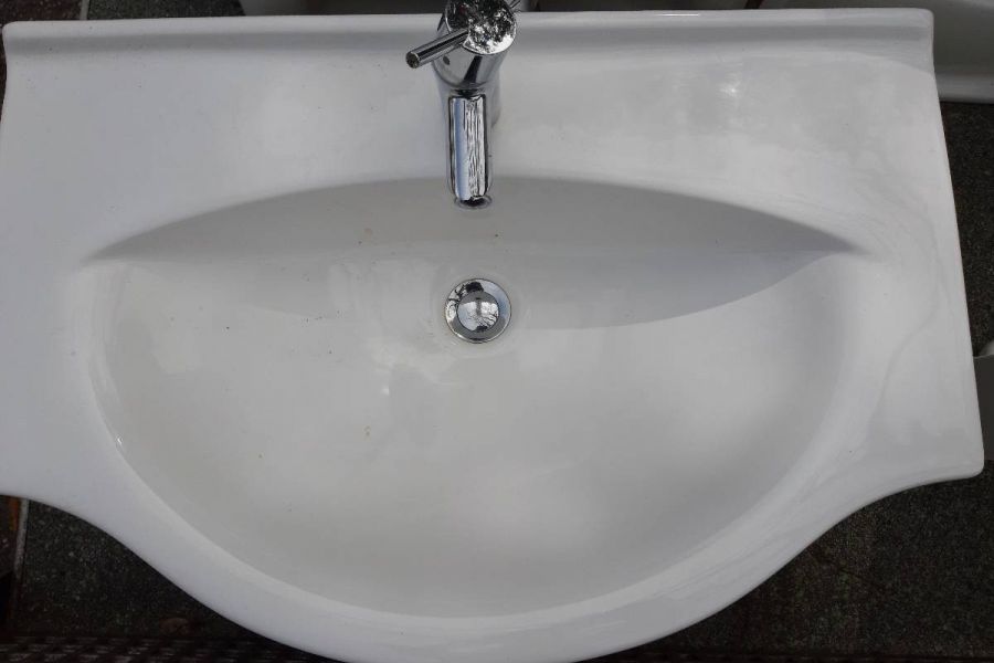 2 weiße Waschbecken - Bild 1