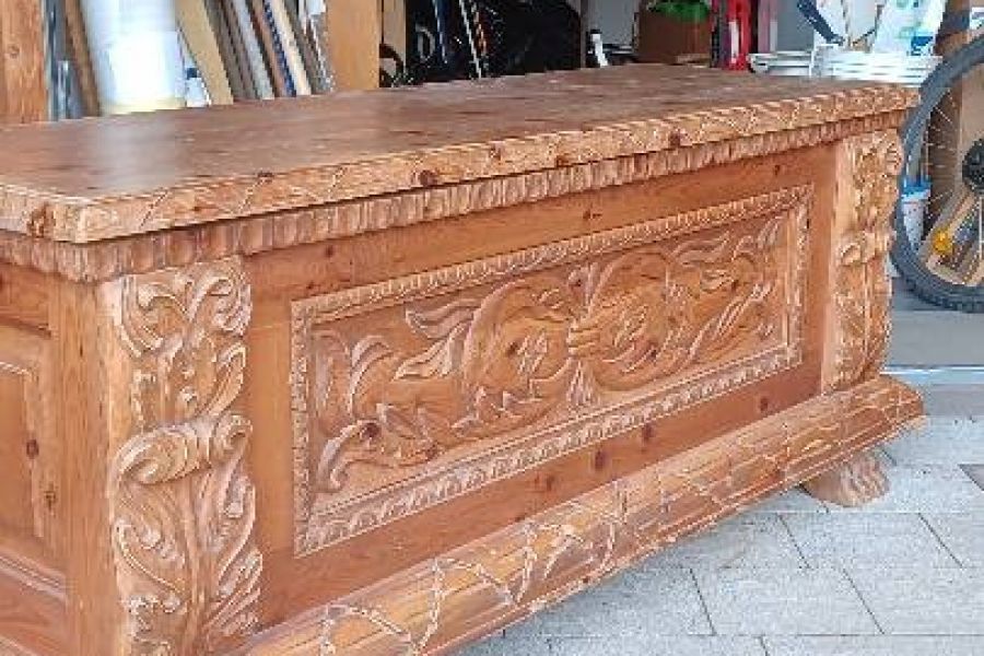 Geschnitzte Holztruhe - Bild 3