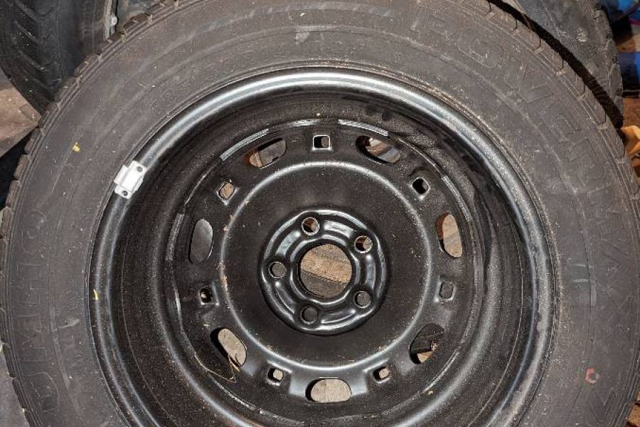 Alte Reifen mit Felgen abzugeben - Bild 1