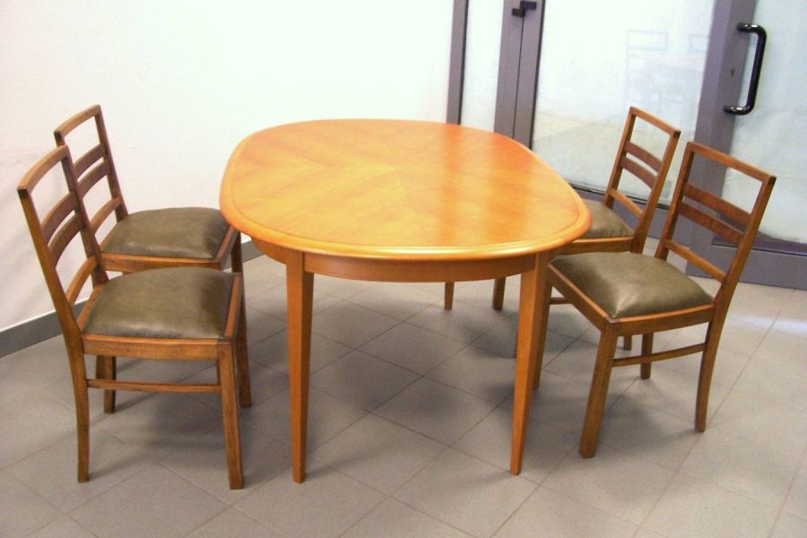 Esstisch, oval, ausziehbar und 4 Stühle - Bild 1