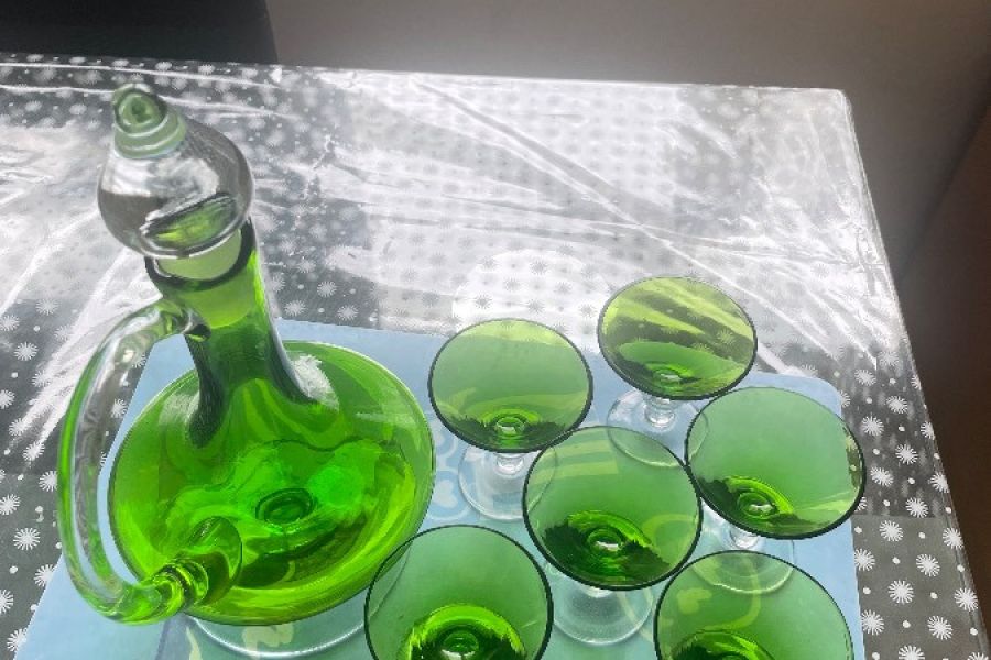 Kleine Kirafe mit 6 Gläsern zuverkaufen - Bild 1