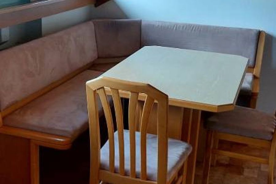 Küche mit Tisch, Eckbank und 2 Stühlen - Bild 1