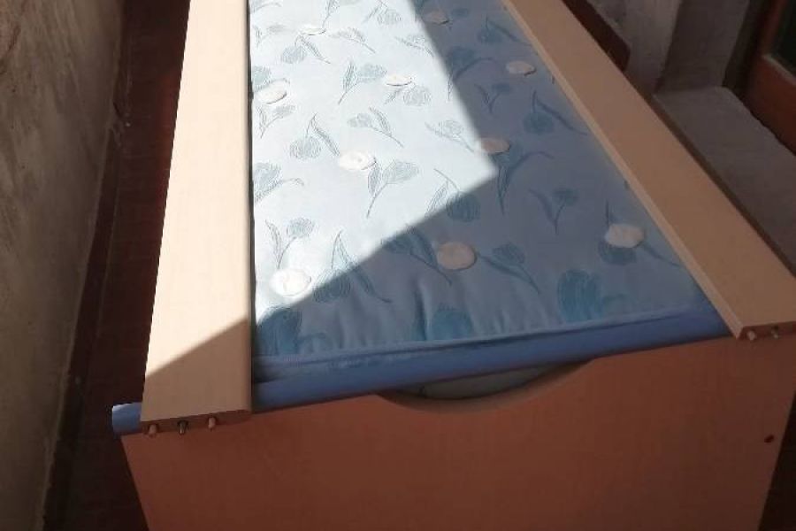 Schönes Bett, mit Matratze, 1.90 m x 0.80 m, fast neu, zu verschenken. - Bild 1