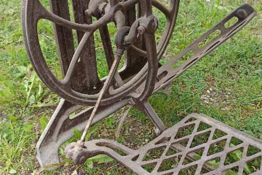 Antike Nähmaschine - Bild 2