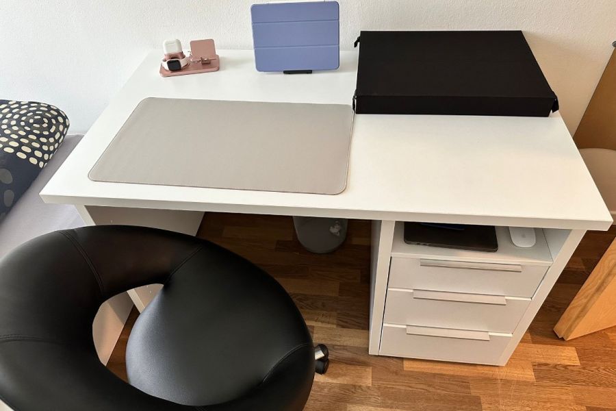 Schreibtisch und Stuhl - Bild 1