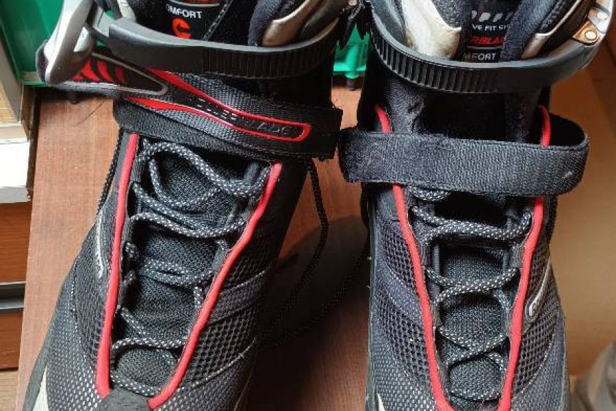 Rollerblades mit Hand- und Knieschutz - Bild 1
