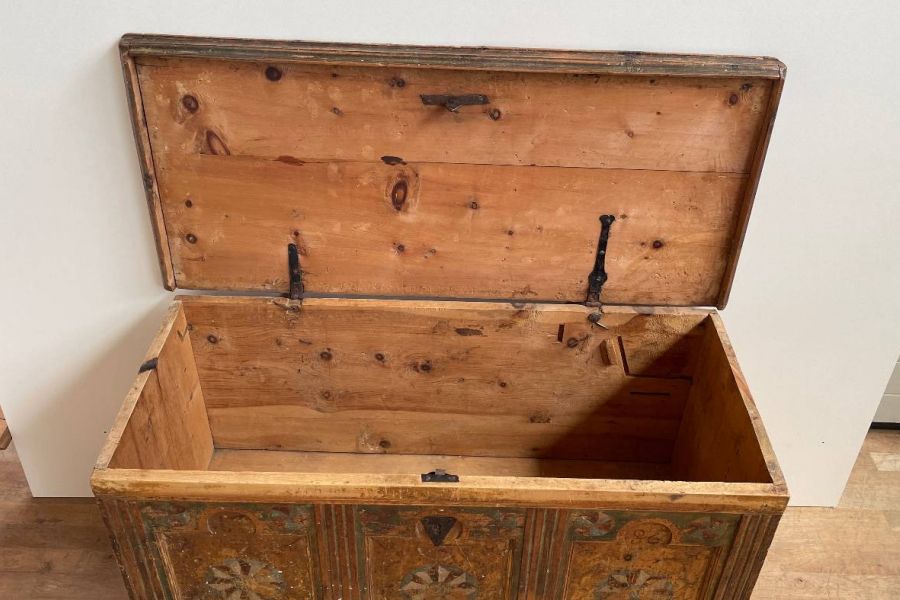 Antik bemalte Truhe aus Zirm - Bild 2