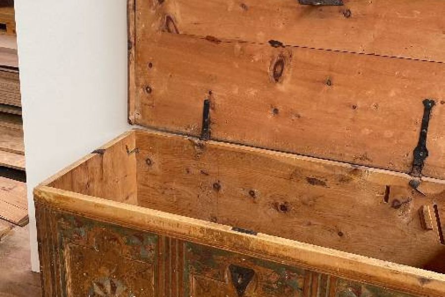 Antik bemalte Truhe aus Zirm - Bild 4