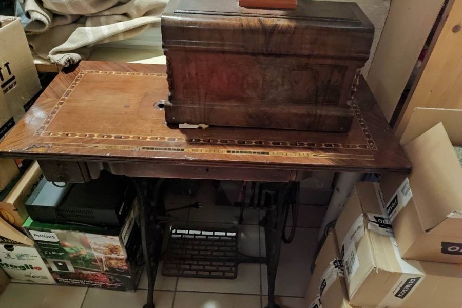 Antike Nähmaschine - Bild 1