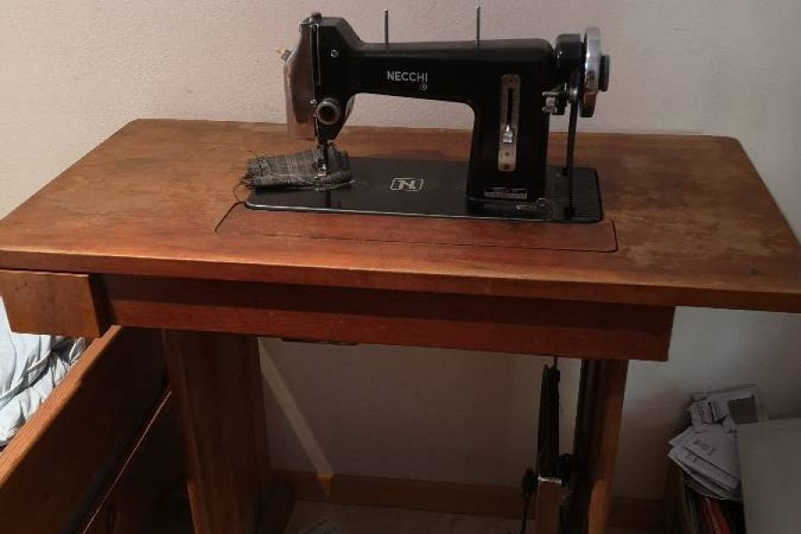 Alte Nähmaschine - Bild 1