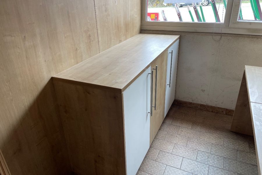 Büroeinrichtung Kasten und Tische und Schubladen - Bild 4