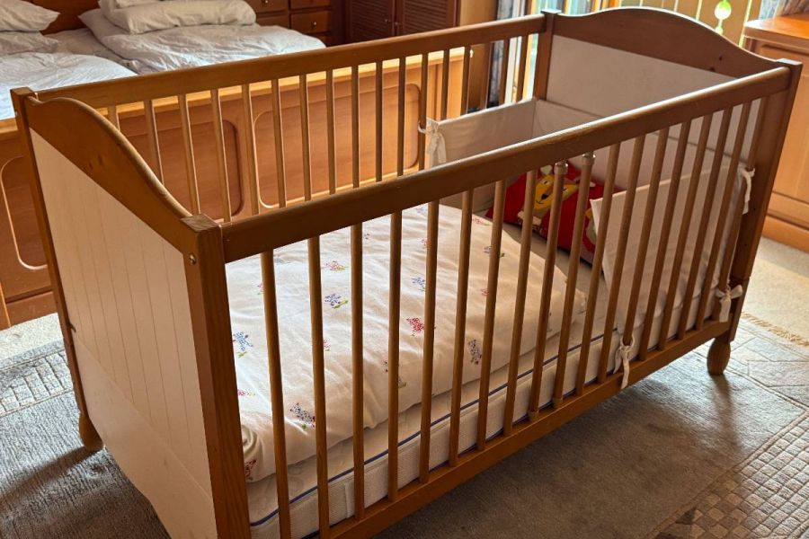 Verkaufe ein Kinderbett mit Wickelkommode, Nachttisch und Umbauseiten. - Bild 3