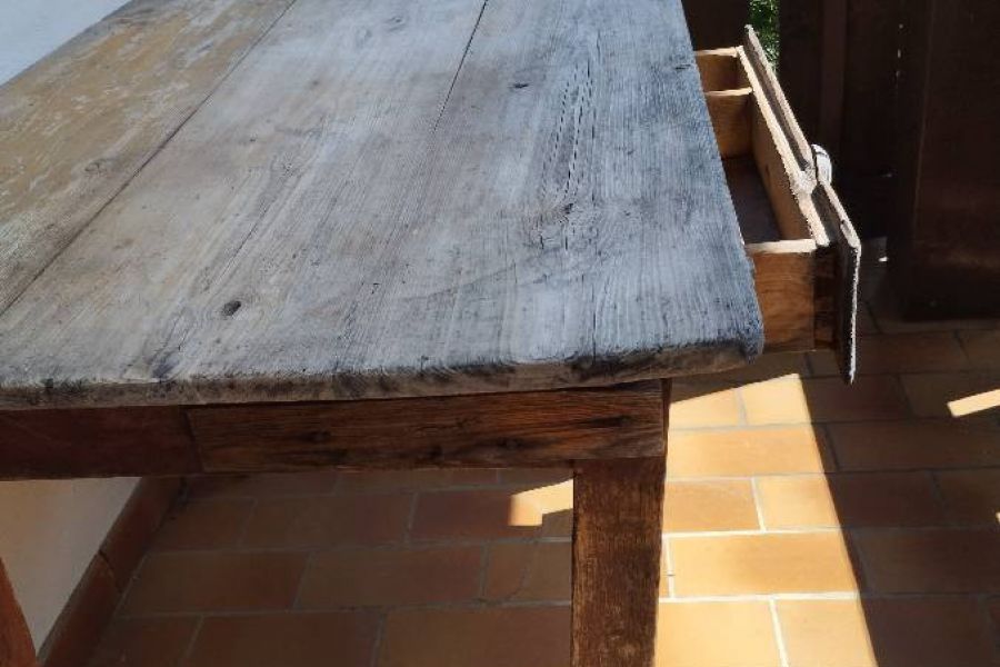 Alter Tisch aus Vollholz mit Schublade - Bild 2