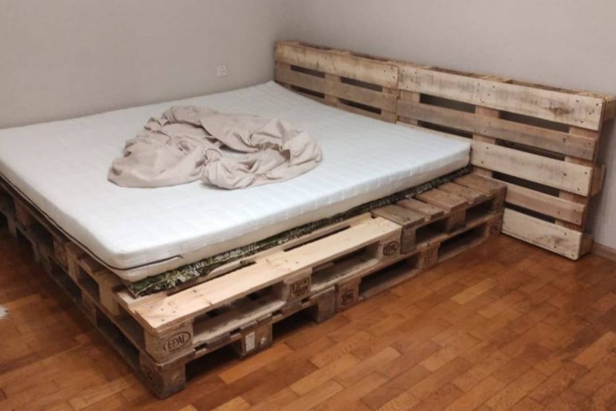 Holzpaletten - Bett aus Holzpaletten - Bild 1