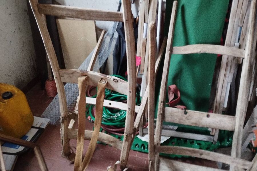 2 alte Holzkraxen , 1 Fensterrahmen,2 Handsägen, - Bild 4