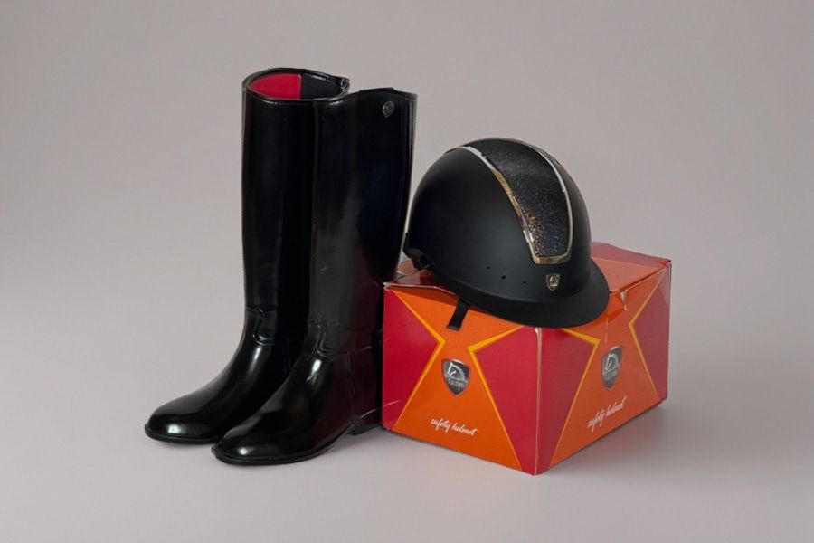 Reitstiefel und Reithelm - Bild 1