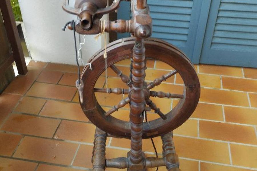 Schönes,antikes, dekoratives Spinnrad - Bild 1