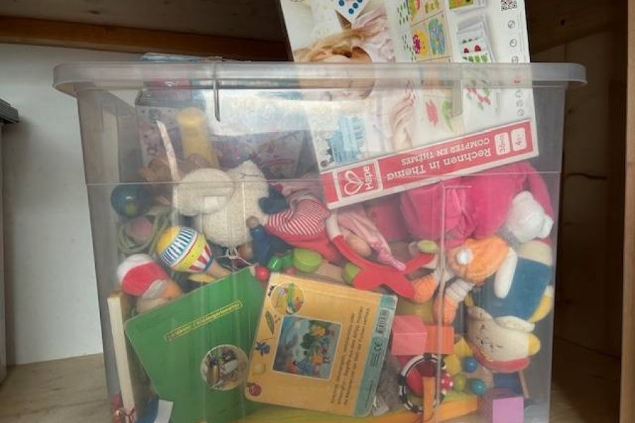 Kiste voller Babyspielsachen - Bild 1
