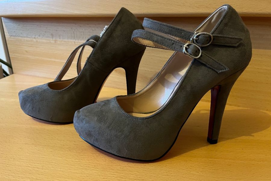 Schuhe mit Absatz, Gr. 35, grau, neu und ungetragen - Bild 2