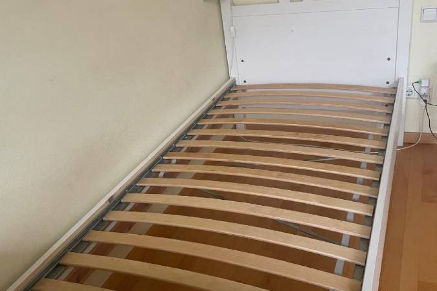 Weißes Einzelbett aus Vollholz mit Lattenrost - Bild 1