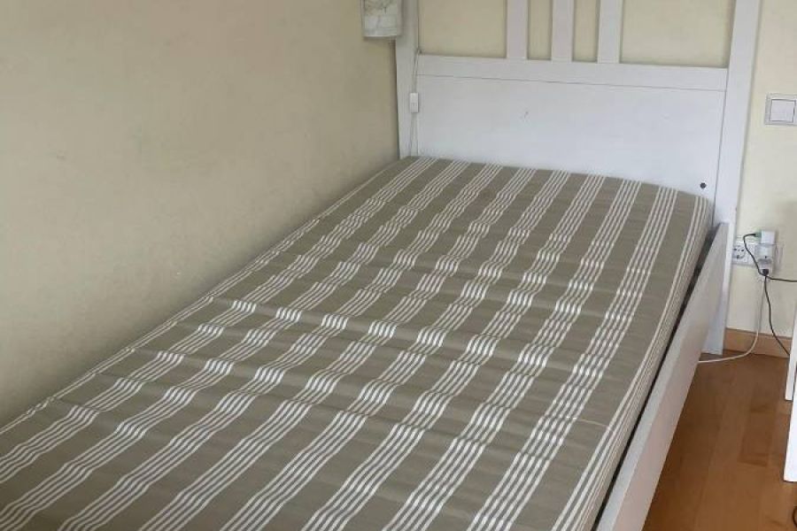 Weißes Einzelbett aus Vollholz mit Lattenrost - Bild 2
