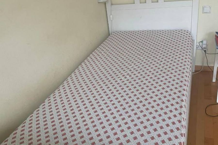 Weißes Einzelbett aus Vollholz mit Lattenrost - Bild 3