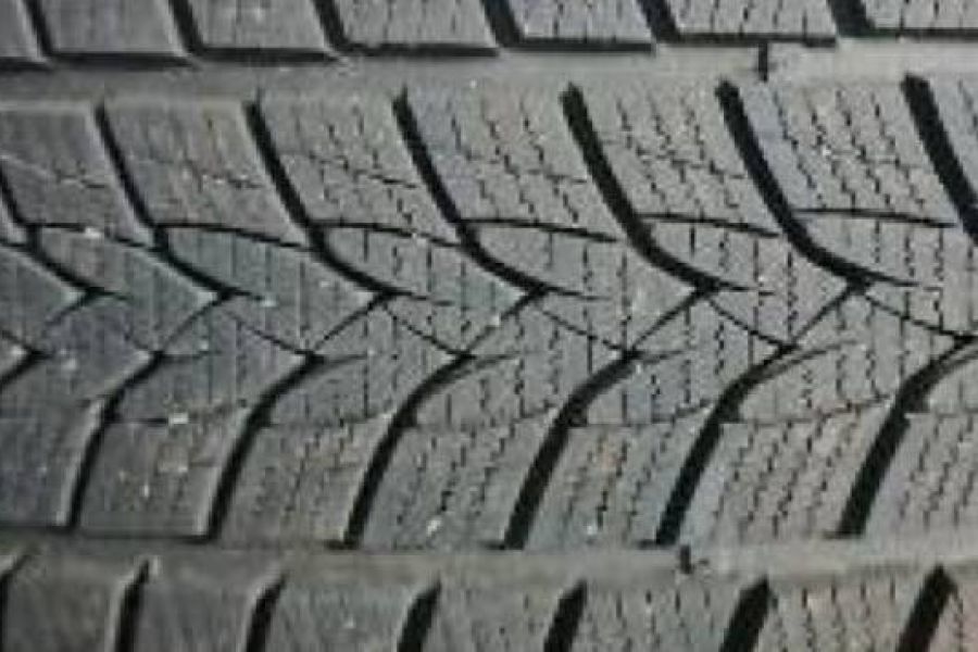 Gute Winterreifen abzugeben 225/50 18 Zoll V-Reifen bis 240 stundenkil - Bild 1