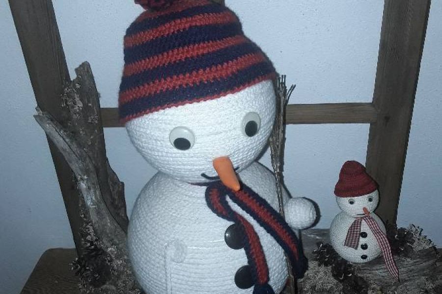 Schneemänner auf Holzwurzel - Bild 2