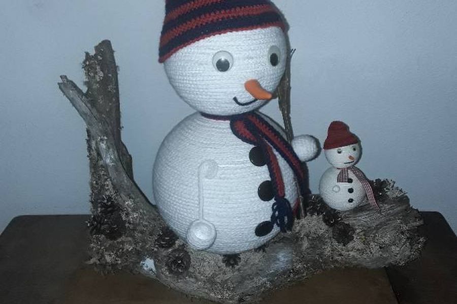 Schneemänner auf Holzwurzel - Bild 3