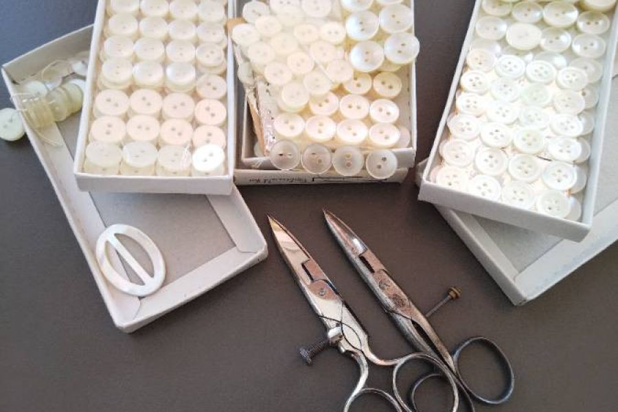 Perlmutknöpfe mit 2 Knopflochscheren - Bild 1