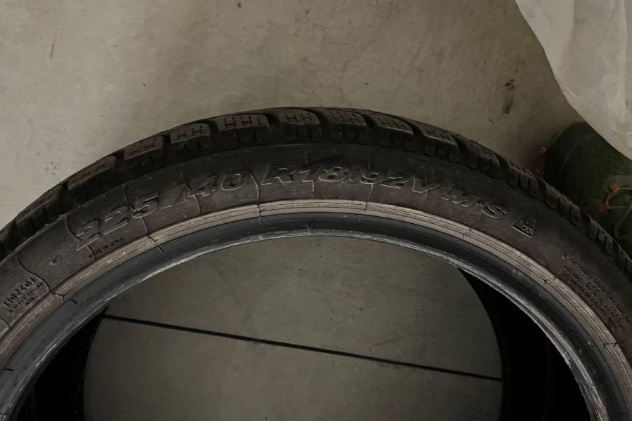 Winterreifen: Pirelli wie neu, 5.000km gefahren, 225/40 R18 92 V M+S - Bild 1