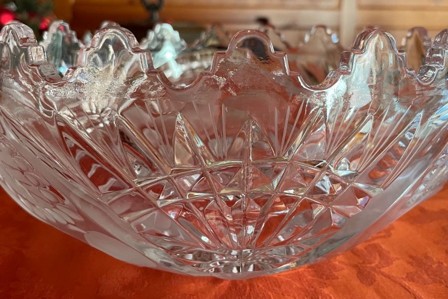 Geschliffene Kristallschüssel mit Obstmotiven - Bild 1