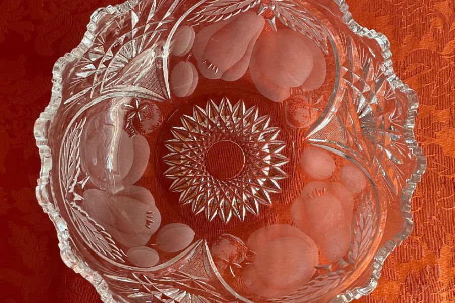 Geschliffene Kristallschüssel mit Obstmotiven - Bild 2