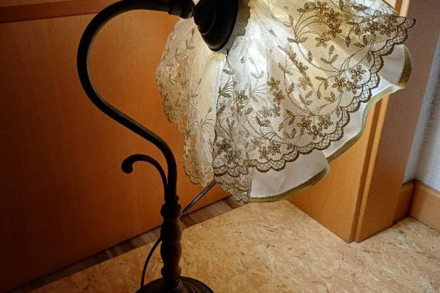 Gußeisrene Lampe mit Spitzenhut neu - Bild 3