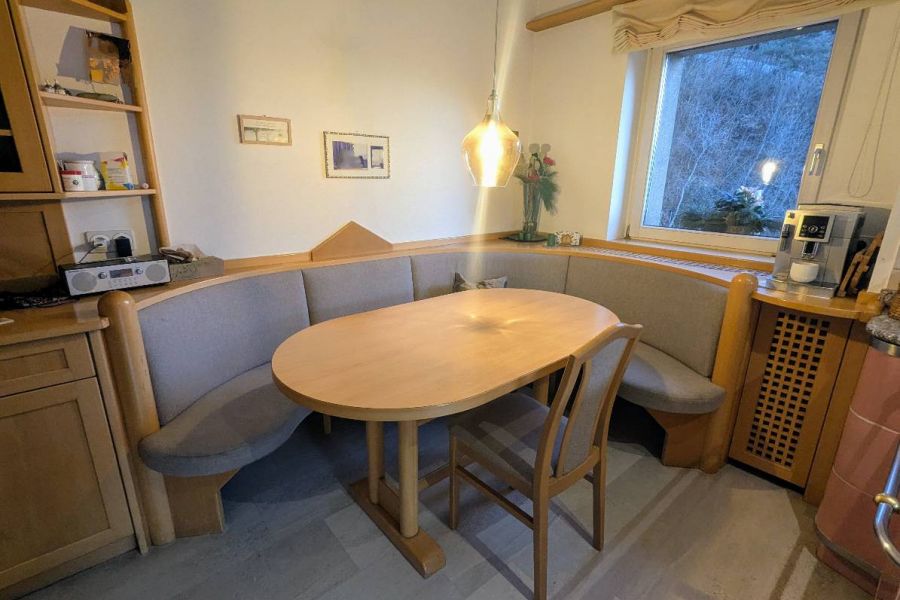 Eckbank mit Tisch und Kommode - Bild 1