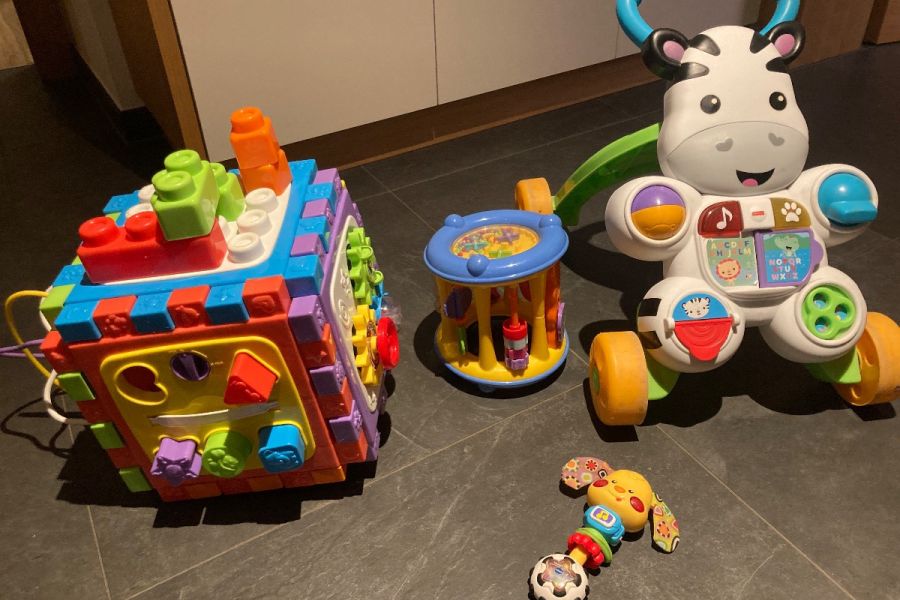 Verschiedene Spielsachen und Lauflernwagen - Bild 2