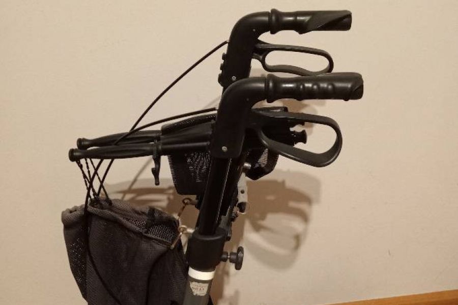Rollator mit Einkaufsnetz - Bild 1