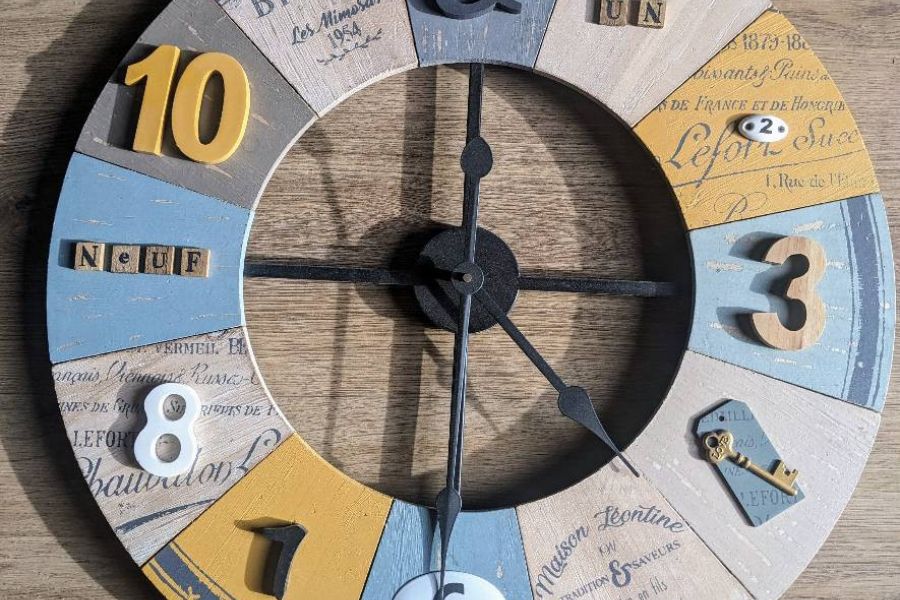 Rustikale Uhr aus Holz - Bild 1