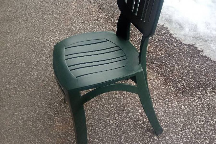 Gartenstühle aus Kunststoff, stapelbar neuwertig günstig abzugeben - Bild 1