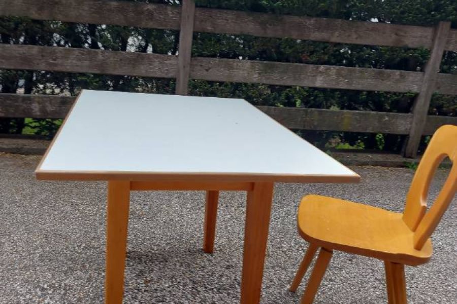 Tische und Stühle günstig abzugeben. - Bild 1