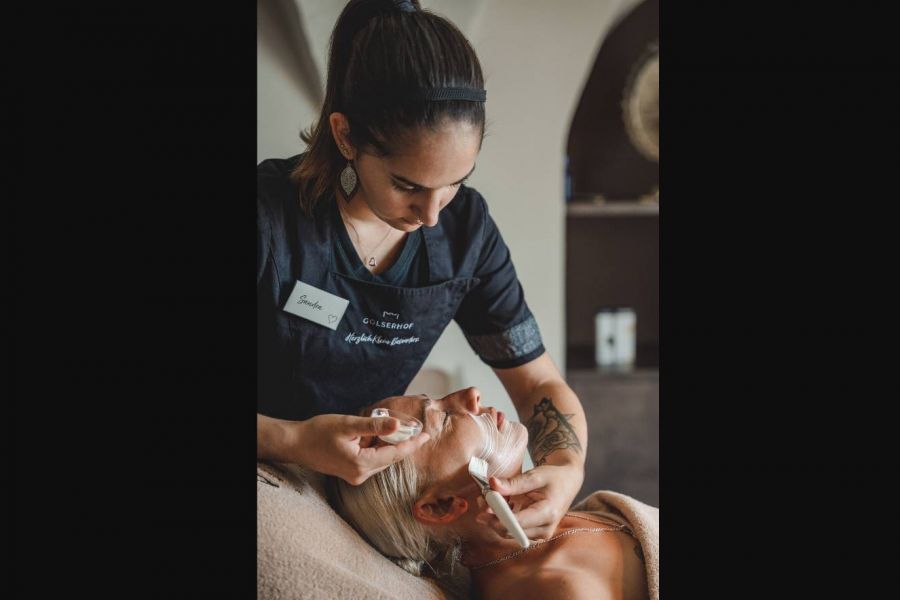Kosmetikerin/Masseurin (m/w/d) Teilzeit/Vollzeit in Dorf Tirol gesucht - Bild 1