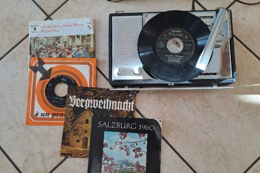 Alten funktionierenden Plattenspieler mit 4 Schallplatten - Bild 1