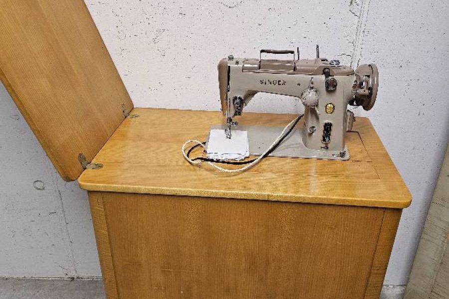 Verkaufe antike Nähmaschine, Marke Singer mit Möbelstück - Bild 1